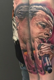 著名歌手肖像和话筒彩色手臂纹身图案