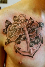 胸部巨大的船锚与两朵玫瑰纹身图案