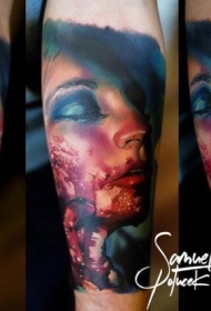 彩色恐怖风格的血腥女人手臂纹身图案