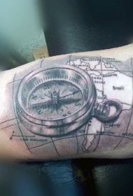 手臂奇妙的黑色3D指南针与地图纹身图案