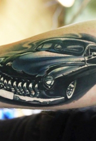 手臂黑色的写实汽车手臂纹身图案