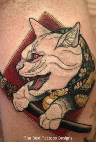 惊人的彩绘武士猫与剑手臂纹身图案
