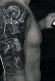 手臂黑白天使战士与剑和字母纹身图案