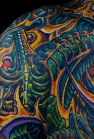 惊人的彩色生物力学肩部纹身图案
