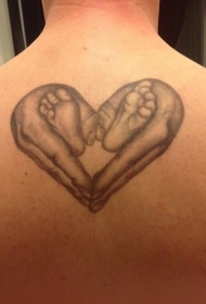 背部婴儿脚和母亲的手组合心形纹身图案