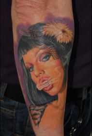 手臂彩色吸烟女人肖像与花朵纹身图案