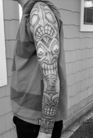 手臂令人惊叹的部落雕塑纹身图案