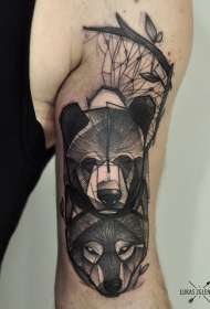 素描风格黑色熊猫和狼头与树手臂纹身图案