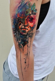 手臂抽象风格的水彩女人肖像与浆果纹身图案