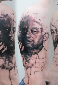 手臂黑色的男性肖像和字母纹身图案