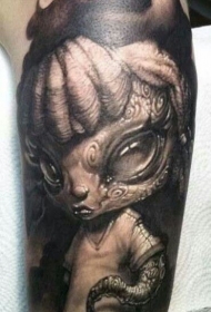 手臂黑灰风格可爱的外星人纹身图案