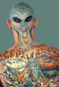 全身彩色的外星人脸纹身图案