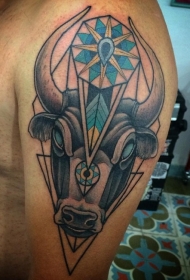 大臂彩色的幻想牛头与几何图形纹身图案