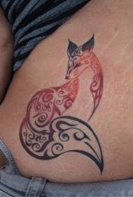 腹部彩色的小狐狸与部落装饰纹身图案