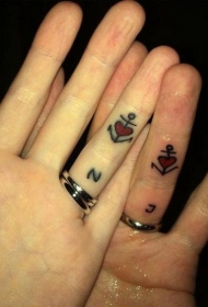 情侣手指黑色的船锚和红色心形纹身图案