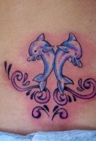 两只快乐的海豚和藤蔓纹身图案