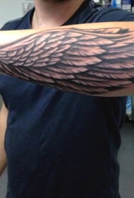 手臂黑色的羽毛翅膀纹身图案