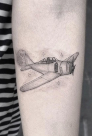 经典的黑色飞机与星星手臂纹身图案