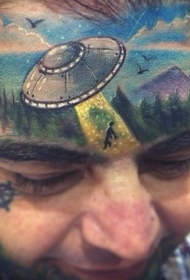 头部不寻常的彩色外星飞船与风景纹身图案
