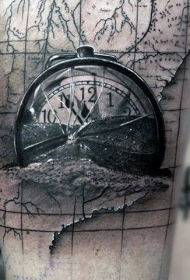 手臂3D大时钟与世界地图纹身图案