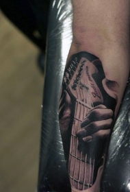 手臂写实的黑白吉他纹身图案