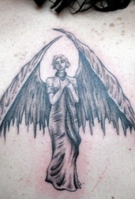 背部大翅膀的女天使纹身图案