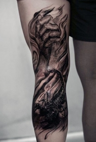 令人难以置信的黑白逼真蝎子与火焰手臂纹身图案