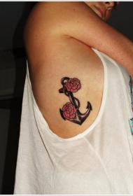 可爱的黑色船锚和花朵侧肋纹身图案