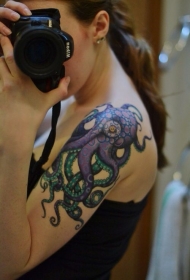 女生大臂彩色的外星小章鱼纹身图案