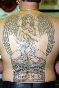 自由的性感天使和字母背部纹身图案