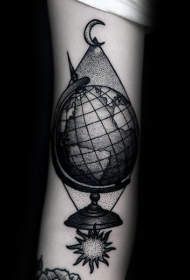 雕刻风格的黑色点刺地球仪与太阳和月亮手臂纹身图案