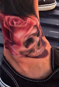 白色骷髅和红玫瑰脚踝纹身图案