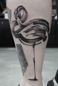 小腿黑色水墨设计的火烈鸟纹身图案