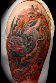 非常逼真的彩色动物犀牛大臂纹身图案