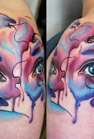 肩部抽象风格的彩色女人眼睛纹身图案