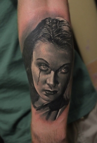 毛骨悚然的女人肖像手臂纹身图案