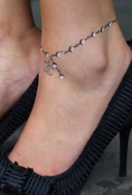 可爱的白色珠宝脚踝纹身图案
