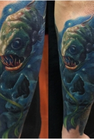 写实风格的彩色食人鱼手臂纹身图案