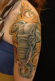 手臂彩色的大象纹身图案