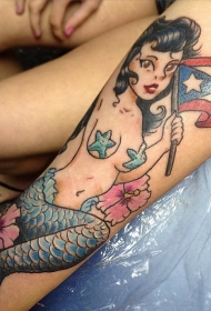 小臂五彩诱人的美人鱼和美国国旗纹身图案