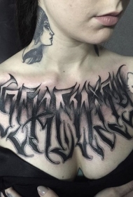 神秘的黑色花体字母胸部纹身图案