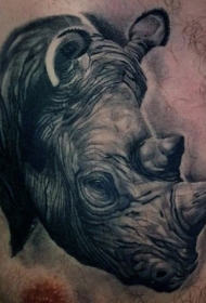 胸部3D黑色的犀牛头纹身图案