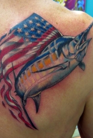背部美国国旗和鱼纹身图案