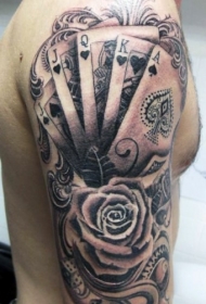 手臂3D黑白扑克牌和花朵纹身图案