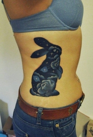 兔子轮廓和星空彩色侧肋纹身图案