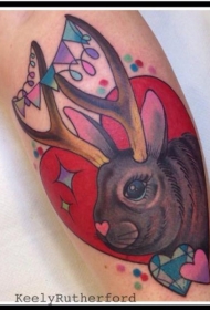 彩色漫画风格的兔与鹿角心形手臂纹身图案
