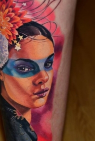 彩色美丽的部落女性肖像与花朵手臂纹身图案