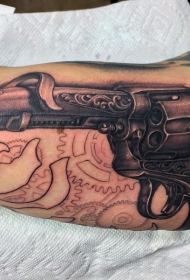 壮观的彩色写实风格左轮手枪手臂纹身图案