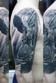 手臂华丽的黑白天使战士纹身图案