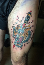 大腿老虎头像和匕首彩色经典纹身图案